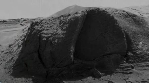 Марсоход Curiosity обнаружил загадочный &laquo;диск&raquo; на склоне марсианского холма