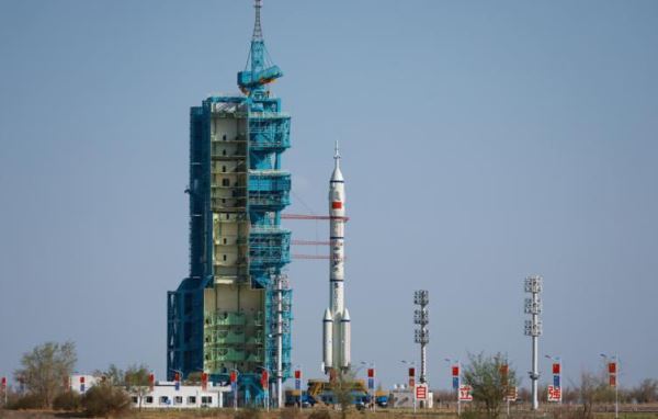 РН «Чанчжэн-2F» с кораблём «Шэньчжоу-21» вывезена на старт