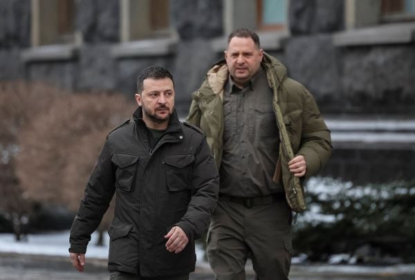 Зеленский уволил Ермака. Накануне он делал резкие заявления о мирном плане, но уже утром к нему пришли с обыском