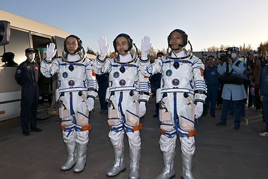 Застрявшие в космосе астронавты возвращаются на Землю