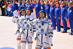 Экипаж Shenzhou-20 отстыковался на Shenzhou-21 от Tiangong