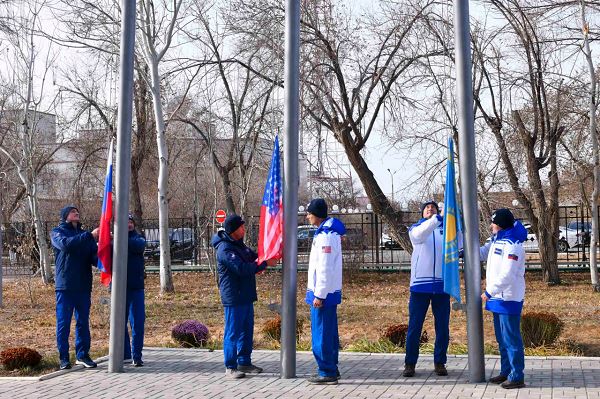 На Байконуре подняли флаги и почтили память основоположников отечественной космонавтики