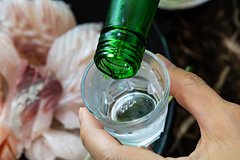 Нарколог раскрыл скрытую опасность ставшего популярным у россиян алкогольного напитка