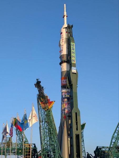 Ракета с кораблём «Союз МС-28» вывезена на старт