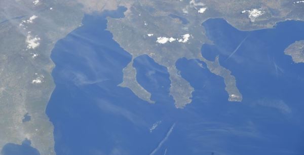 Космонавты на МКС проводят научные эксперименты