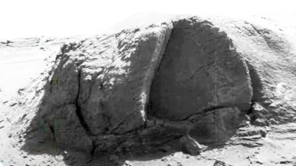 Марсоход Curiosity обнаружил загадочный &laquo;диск&raquo; на склоне марсианского холма