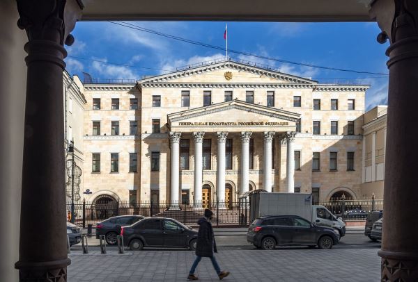 В деле рекордсмена-взяточника из МВД появились подробности. Десятки счетов нашли у родственников сбежавшего полицейского