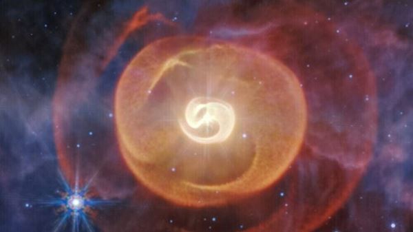 Телескоп «Уэбб» увидел уникальный водоворот вокруг редкой звездной пары: видео