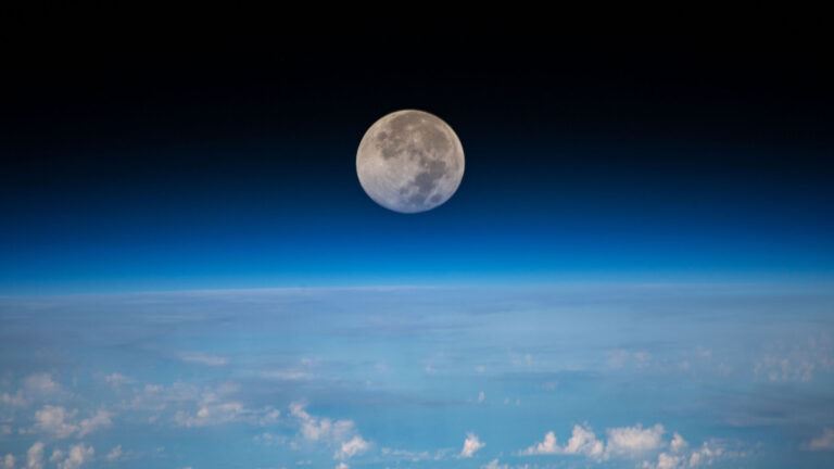 Когда поднимется огромная Луна: где смотреть суперлуние в России и как загадать желание