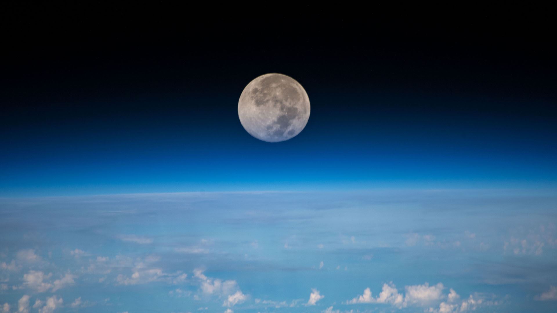 Когда поднимется огромная Луна: где смотреть суперлуние в России и как загадать желание