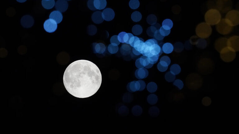 Мощная сила ноябрьского суперлуния: что можно и чего нельзя делать в лунную ночь