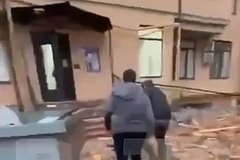 В Дагестане произошел мощный взрыв в многоэтажке. Десятки машин оказались под завалами, есть раненые. Что известно о ЧП?