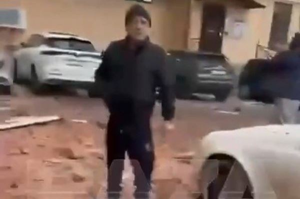 В Дагестане произошел мощный взрыв в многоэтажке. Десятки машин оказались под завалами, есть раненые. Что известно о ЧП?